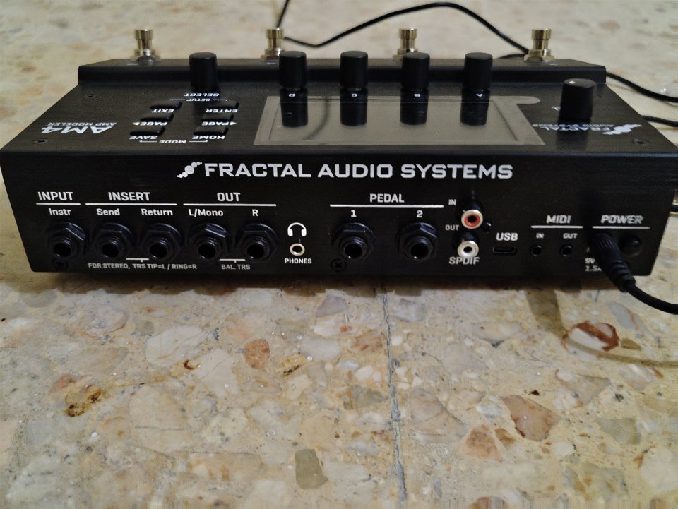 Fractal Audio AM4 + Cab packs & IRs de pago extra de segunda mano · Foto 4 de 7 · Madrid · 700 €