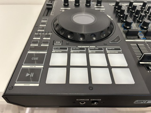 Reloop Mixon 8 Pro + mochila UDG Ultimate de segunda mano · Foto 6 de 10 · Barcelona · 780 €