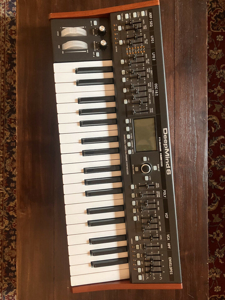 Behringer DeepMind 6 Sintetizador