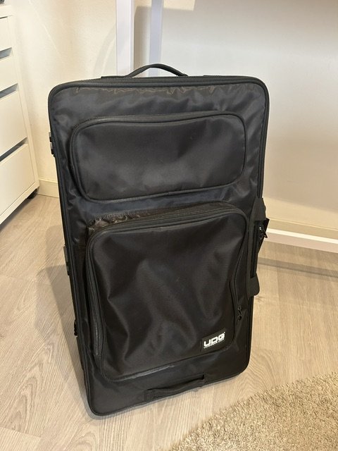 Reloop Mixon 8 Pro + mochila UDG Ultimate de segunda mano · Foto 9 de 10 · Barcelona · 780 €
