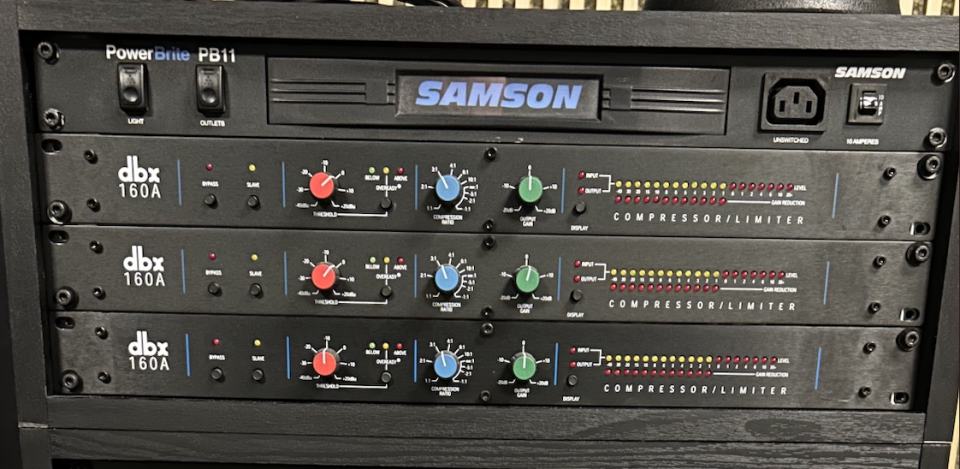 Vendo 3 DBX 160 A con distribuidor de corriente SAMSOM y flight case.