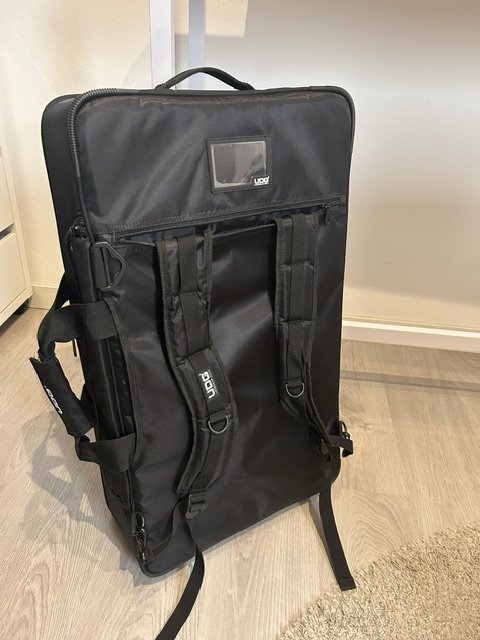 Reloop Mixon 8 Pro + mochila UDG Ultimate de segunda mano · Foto 10 de 10 · Barcelona · 780 €