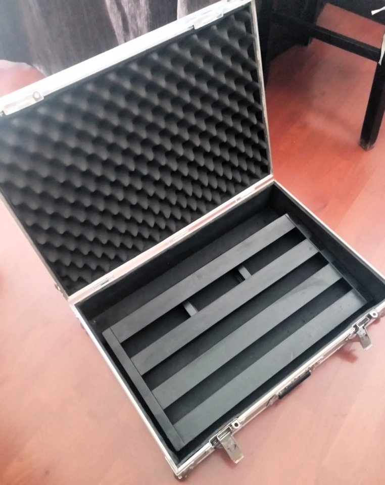 Pedaltrain 2 + Hard Case Tour + Soportes fuente alimentación