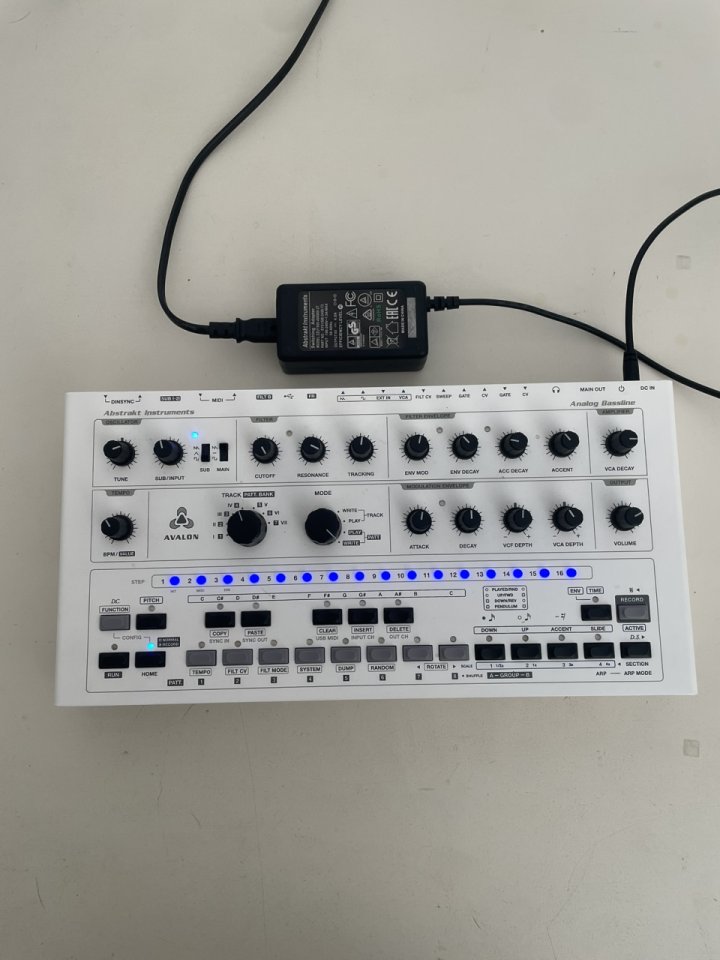 Abstrakt Avalon con 3 filtros (ROT:A / SEM / Ladder) de segunda mano · Foto 1 de 5 · Málaga · 3500 €