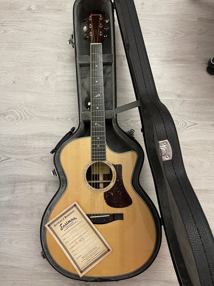 Guitarra electro-acústica Eastman AC422CE-AE