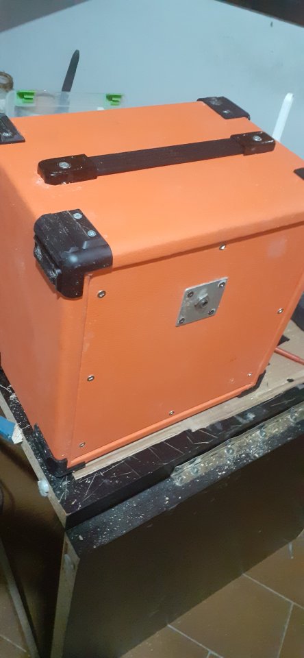 Pantalla artesanal 1x8 entre tolex rojo con altavoz Wundetonr