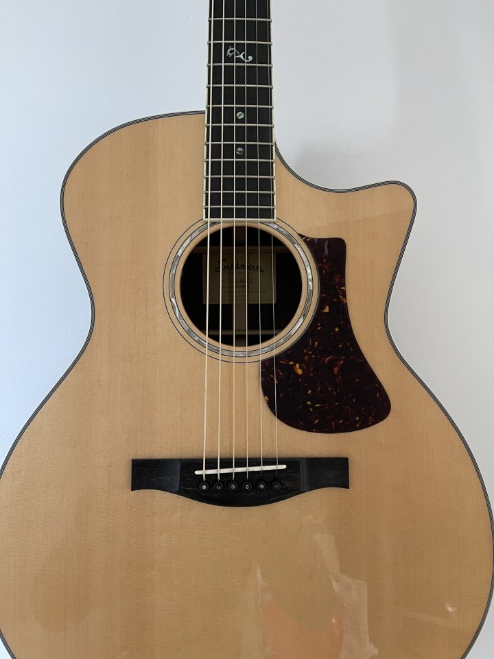 Guitarra electro-acústica Eastman AC422CE-AE