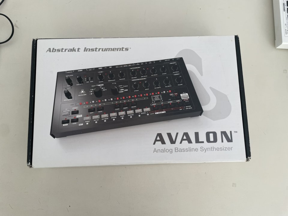 Abstrakt Avalon con 3 filtros (ROT:A / SEM / Ladder) de segunda mano · Foto 4 de 5 · Málaga · 3500 €