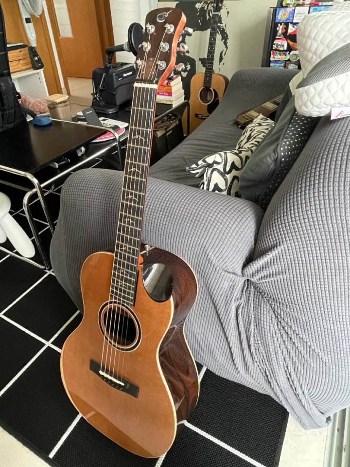 Guitarra de viaje Journey FP592-13LTD2Parlor. Se puede desmontar el mástil.