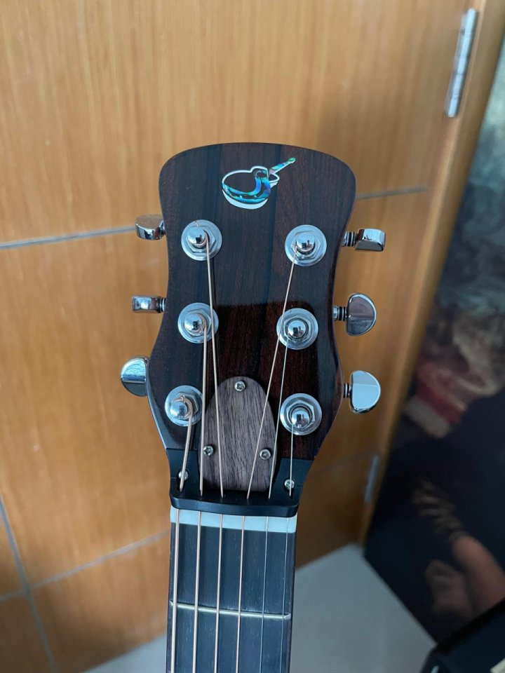 Guitarra de viaje Journey FP592-13LTD2Parlor. Se puede desmontar el mástil.