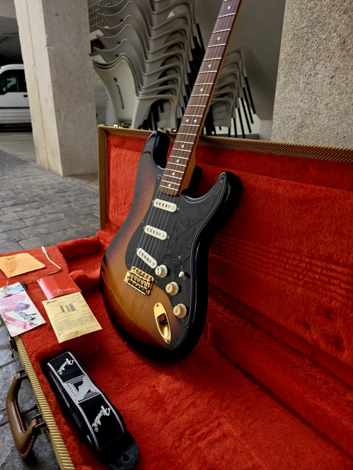Fender Stevie Ray Vaughan Signature Stratocaster 1997 de segunda mano · Foto 2 de 10 · Alicante