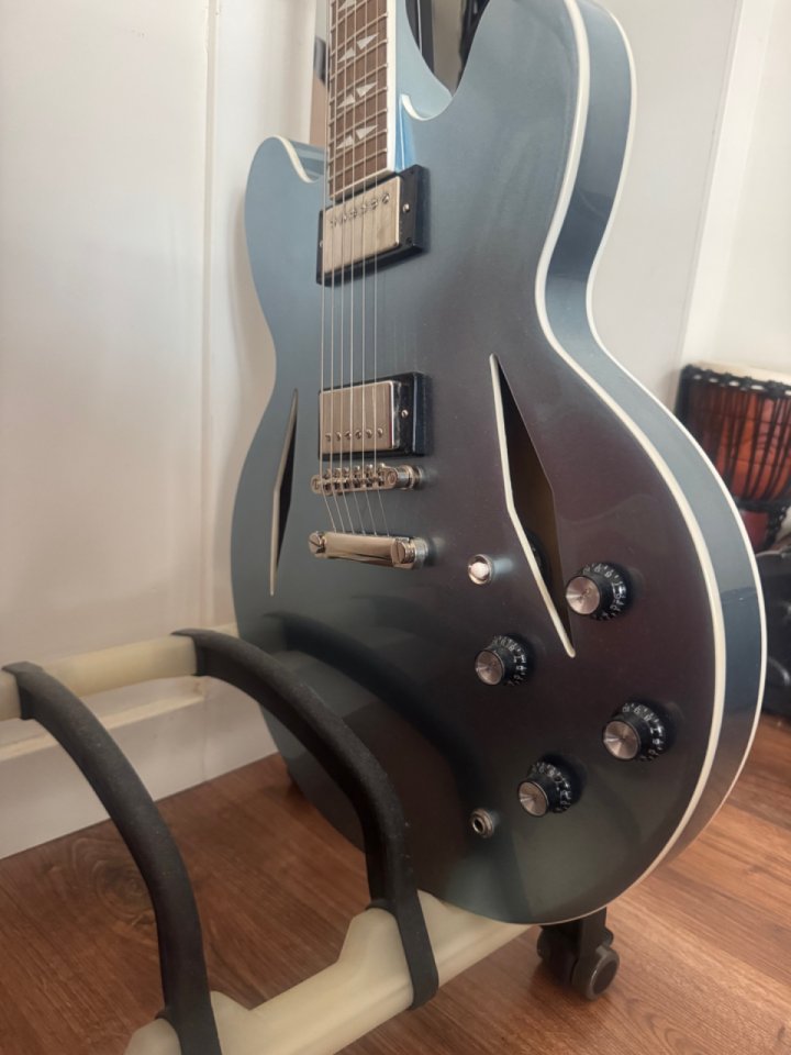 Epiphone DG335 Dave Grohl de segunda mano · Foto 1 de 2 · Madrid · 899 €