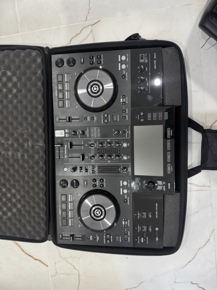 Mesa dj con altavoz de segunda mano · Foto 1 de 7 · Sevilla · 1500 €