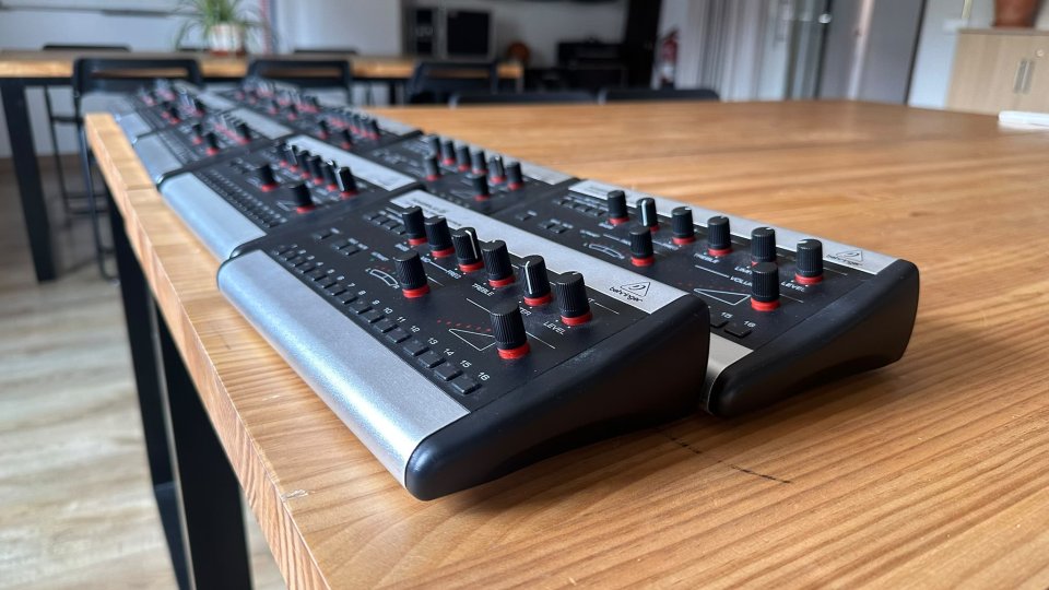 Behringer P16 x 10 de segunda mano · Foto 3 de 3 · Madrid · 1200 €