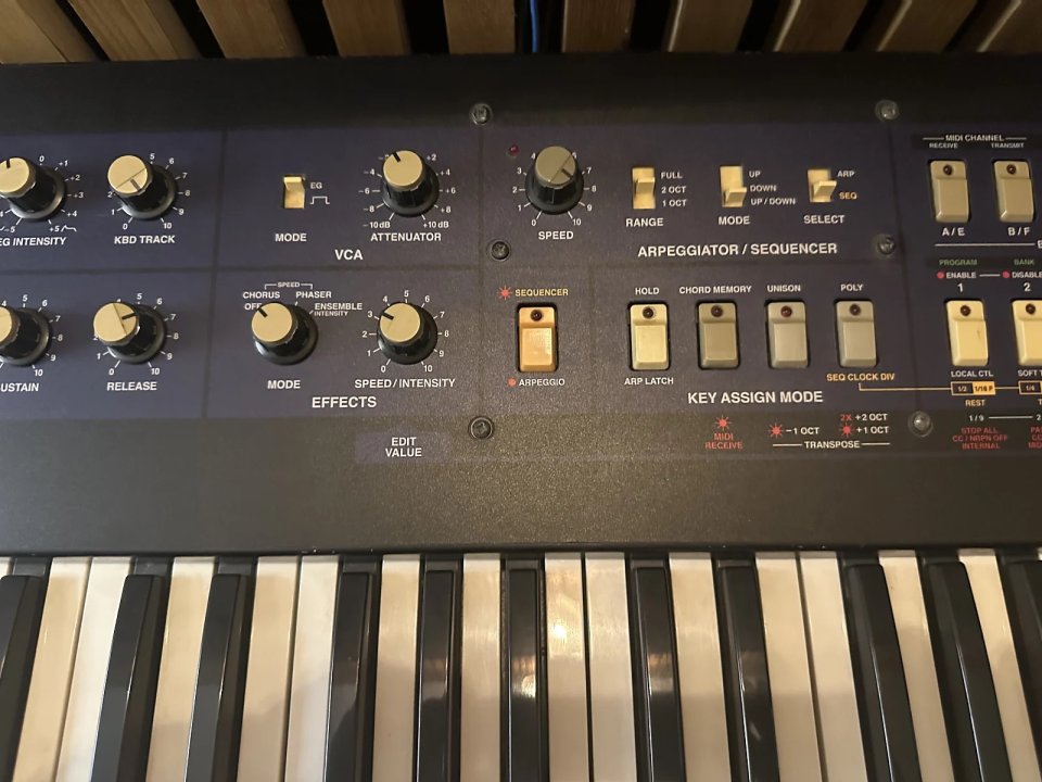 Sintetizador Korg Polysix actualizado con Kiwisix (midi, audio in, etc..)