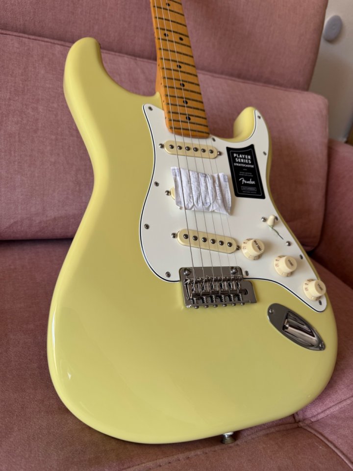 FENDER Player II Stratocaster MN Hialeah Yellow de segunda mano · Foto 3 de 8 · Almería · 600 €