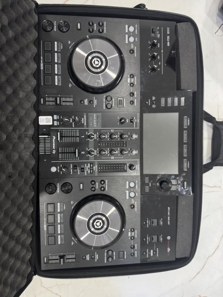 Mesa dj con altavoz de segunda mano · Foto 2 de 7 · Sevilla · 1500 €