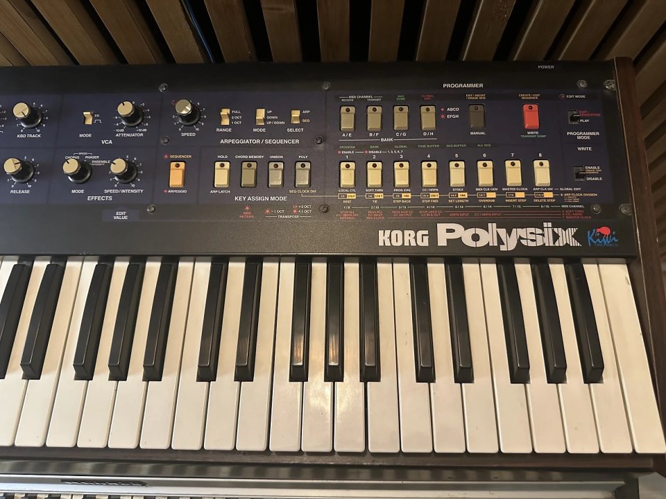 Sintetizador Korg Polysix actualizado con Kiwisix (midi, audio in, etc..)