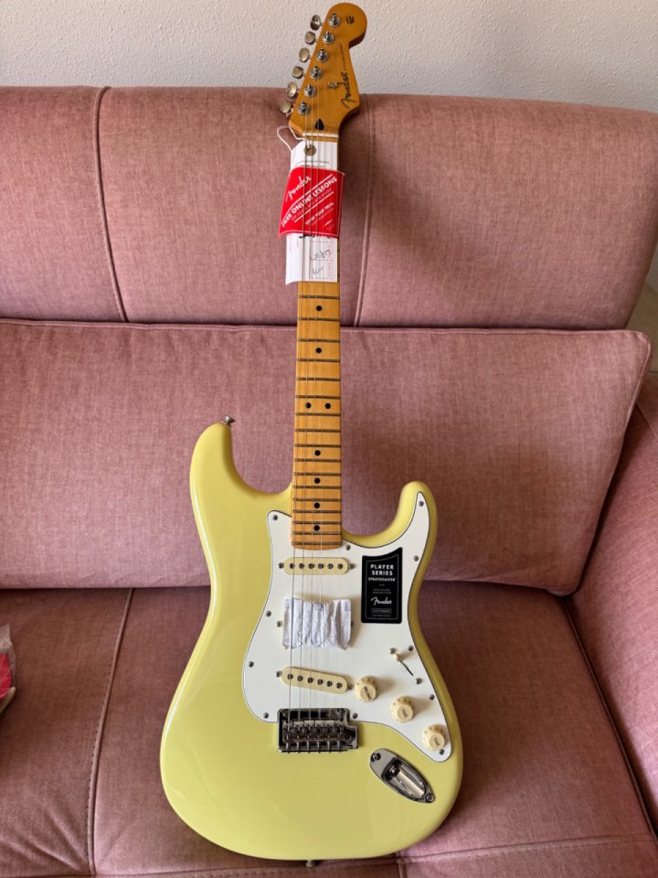 FENDER Player II Stratocaster MN Hialeah Yellow de segunda mano · Foto 1 de 8 · Almería · 600 €