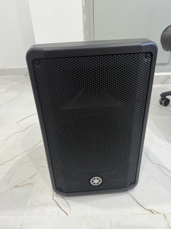 Mesa dj con altavoz de segunda mano · Foto 3 de 7 · Sevilla · 1500 €