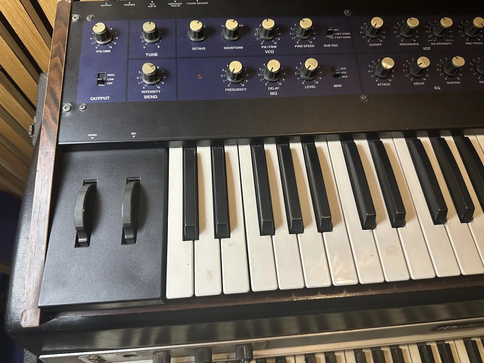 Sintetizador Korg Polysix actualizado con Kiwisix (midi, audio in, etc..)