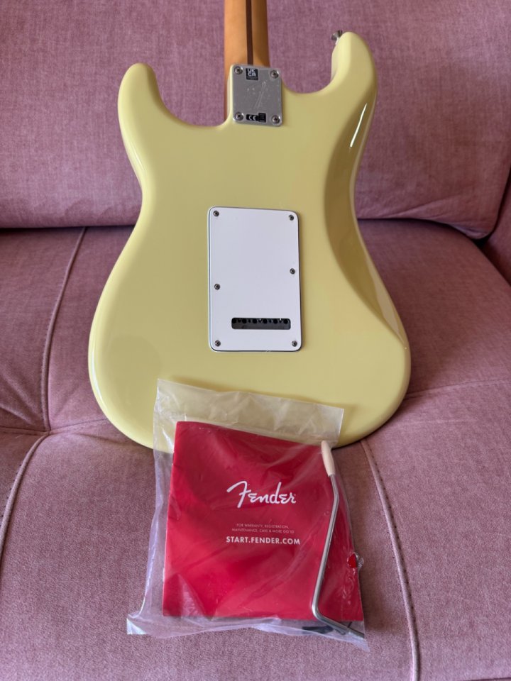 FENDER Player II Stratocaster MN Hialeah Yellow de segunda mano · Foto 2 de 8 · Almería · 600 €