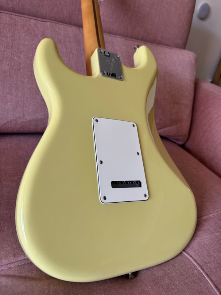 FENDER Player II Stratocaster MN Hialeah Yellow de segunda mano · Foto 4 de 8 · Almería · 600 €