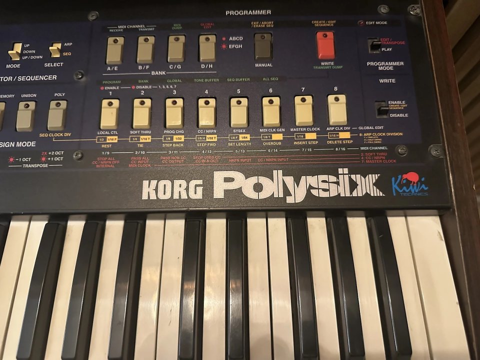 Sintetizador Korg Polysix actualizado con Kiwisix (midi, audio in, etc..)