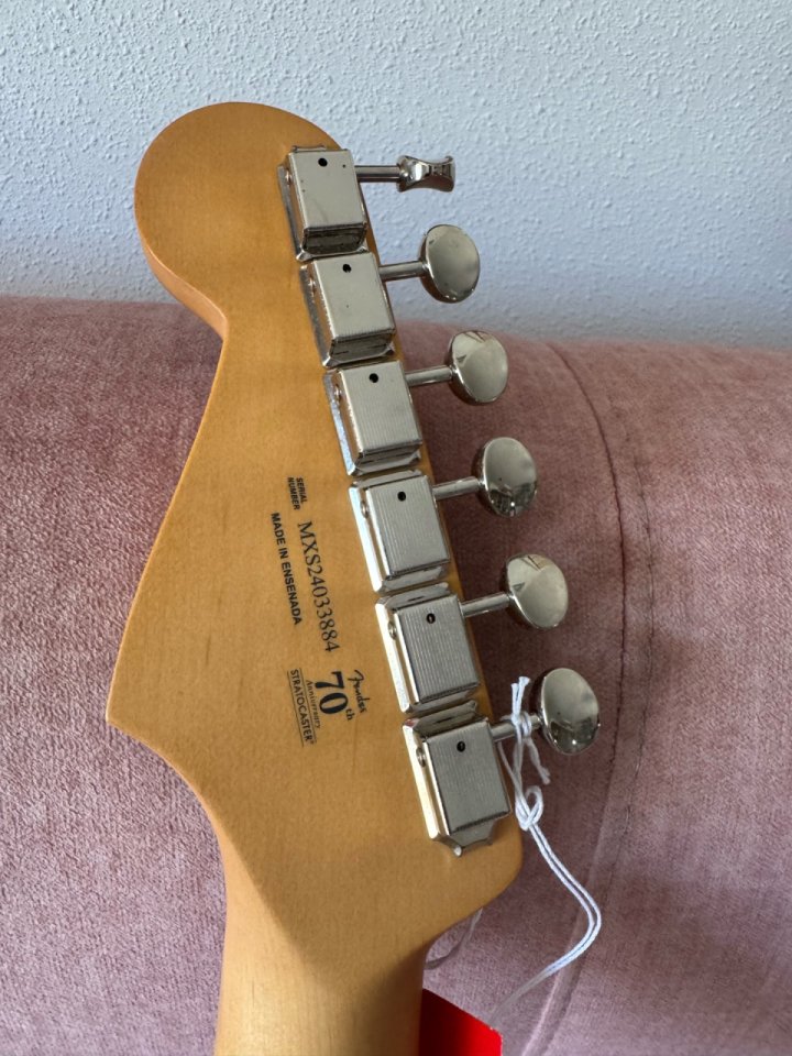 FENDER Player II Stratocaster MN Hialeah Yellow de segunda mano · Foto 5 de 8 · Almería · 600 €