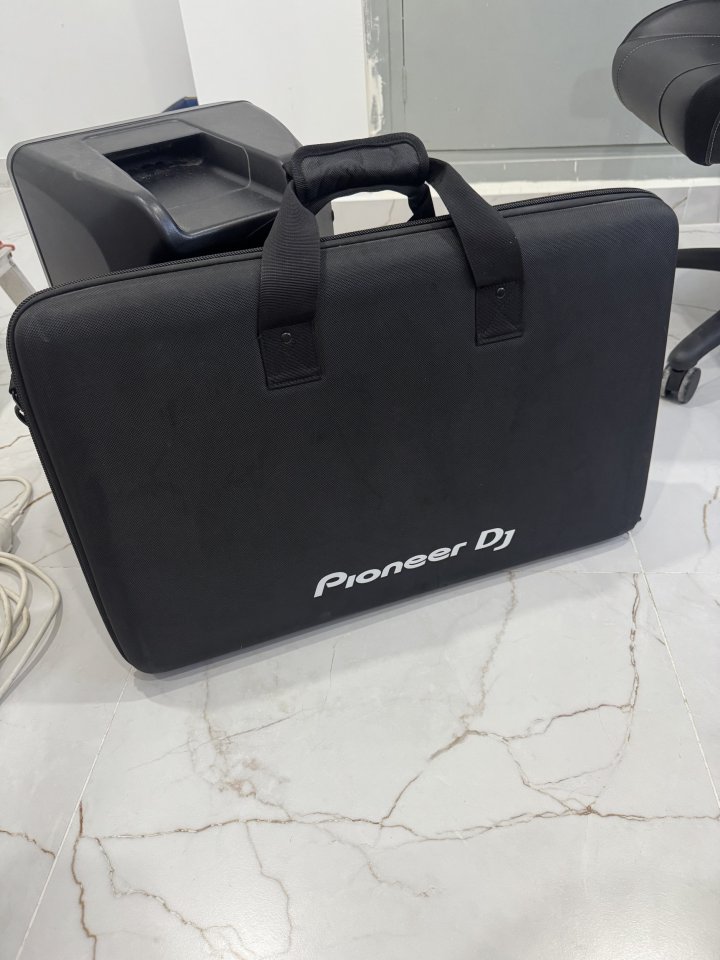 Mesa dj con altavoz de segunda mano · Foto 7 de 7 · Sevilla · 1500 €