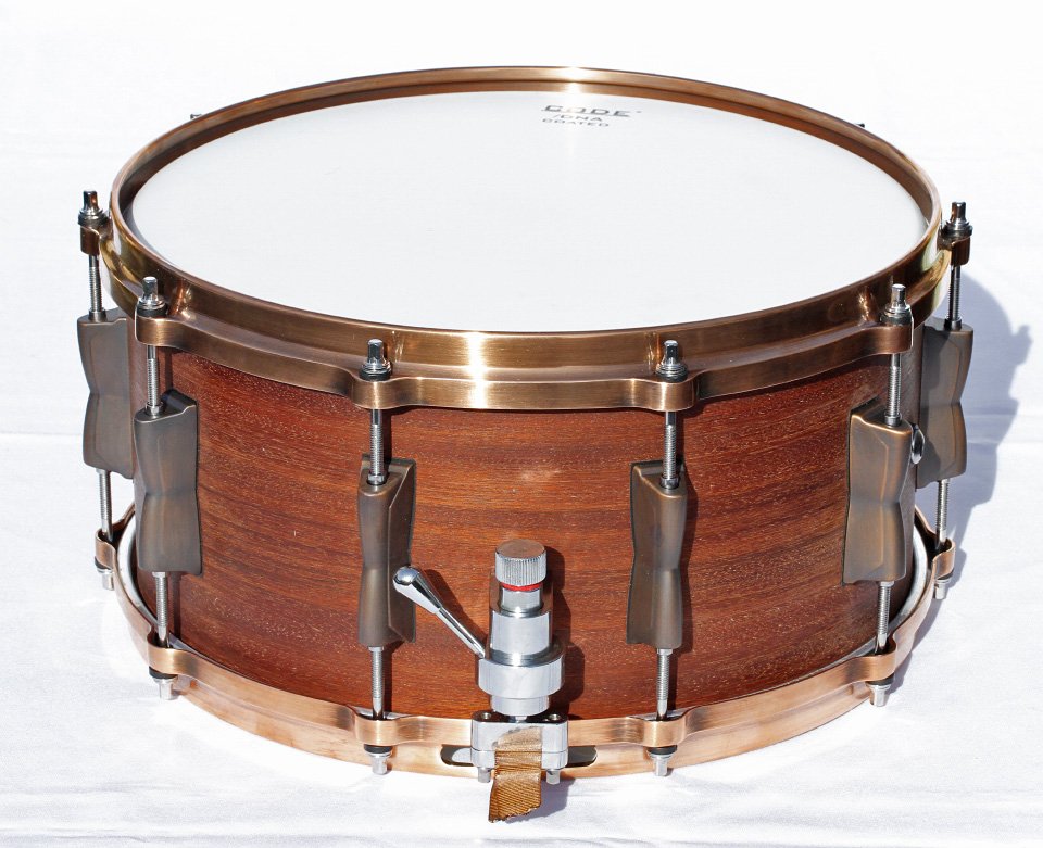 Caja de 14"x7" con casco de caoba africana 100% y aros die cast de segunda mano · Foto 1 de 10 · Segovia · 300 €