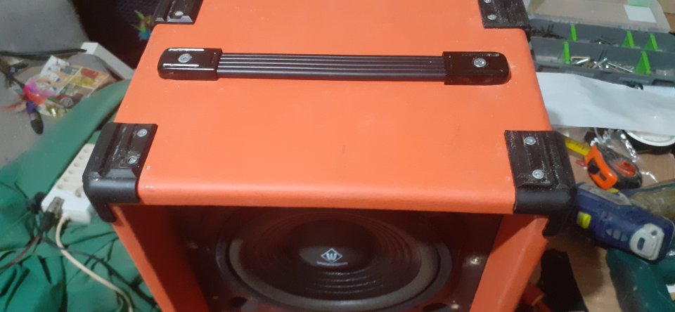 Pantalla artesanal 1x8 entre tolex rojo con altavoz Wundetonr