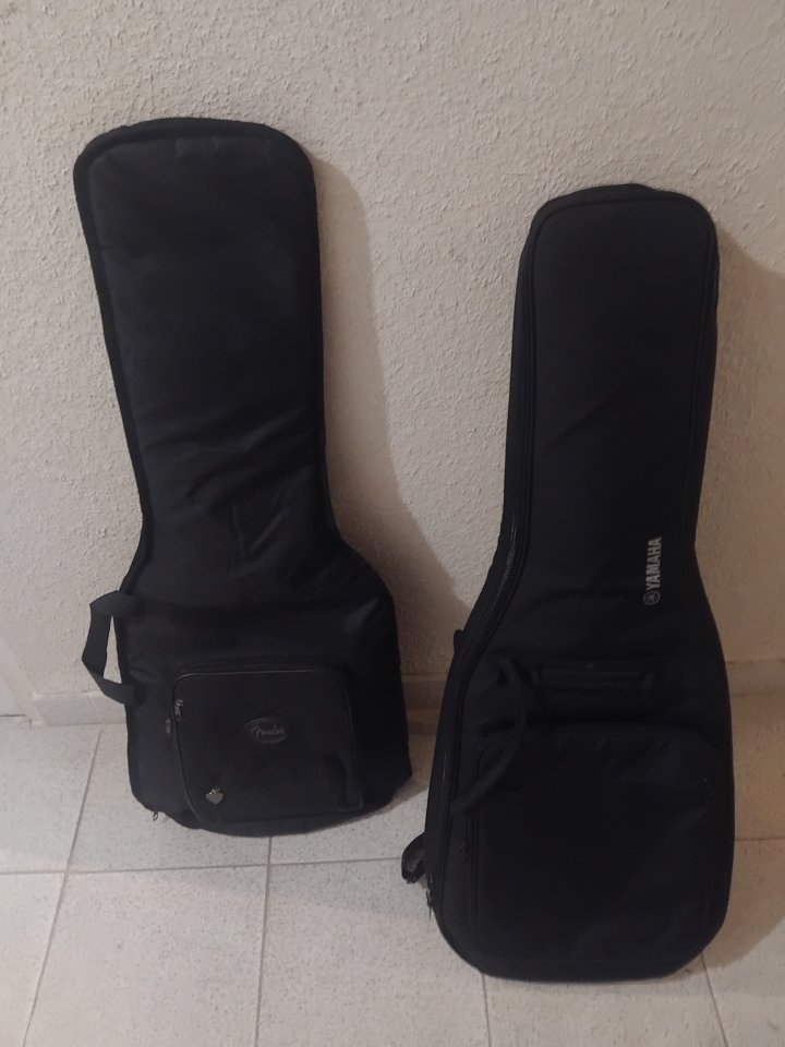 2 fundas guitarra eléctrica. Fender y Yamaha de segunda mano · Foto 1 de 4 · Araba · 50 €