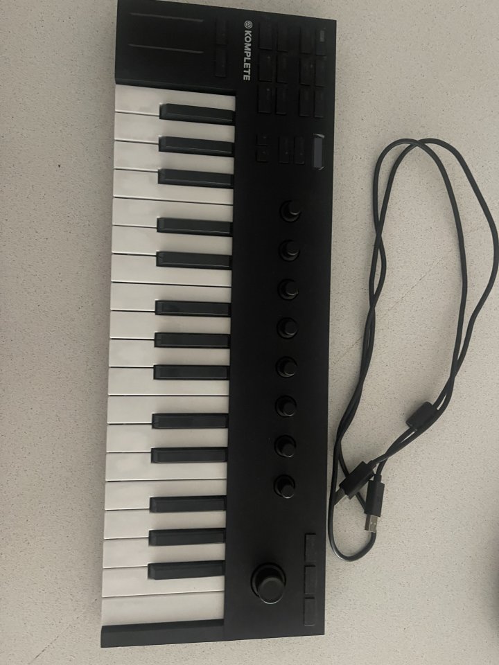 Teclado Komplete Kontrol49 de segunda mano · Foto 1 de 3 · Barcelona · 50 €