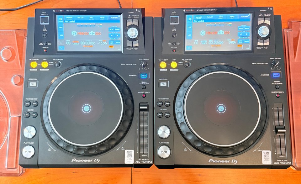 2 Pioneer XDJ-1000MK2 + 2 Decksaver de regalo de segunda mano · Foto 1 de 5 · Cantabria · 2100 €