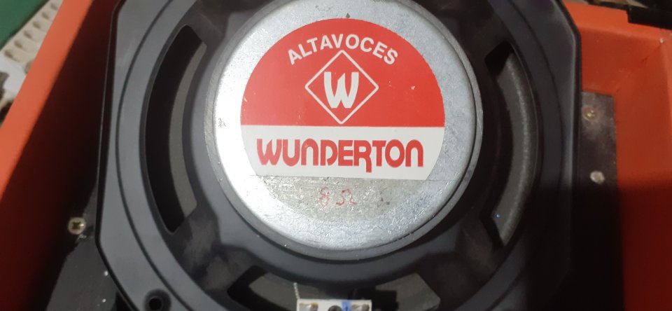 Pantalla artesanal 1x8 entre tolex rojo con altavoz Wundetonr