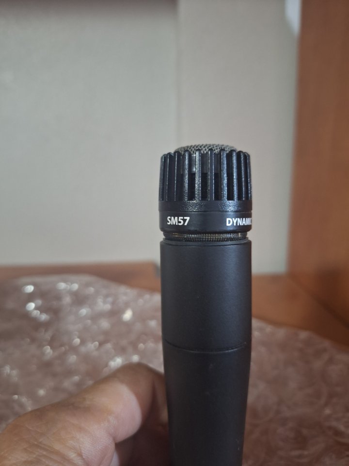 Micrófono dinámico Shure SM57 de segunda mano · Foto 2 de 5 · Granada · 60 €