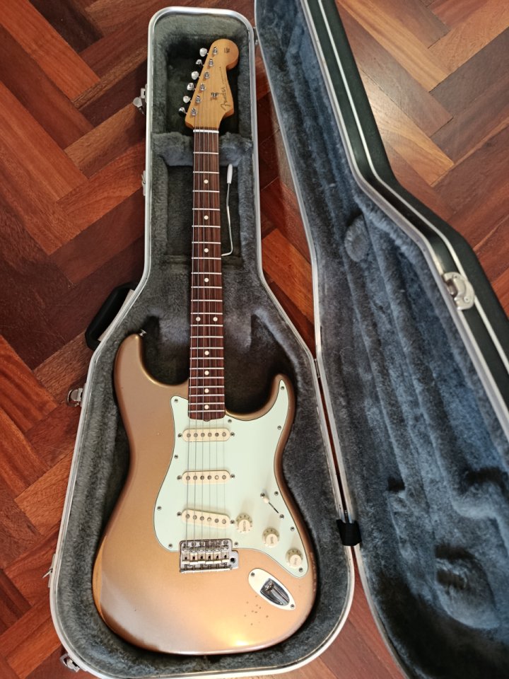 Fender Vintera strat 60 Road worn. 9'5 trastes nuevos+ Estuche rígido de segunda mano · Foto 1 de 10 · Cantabria · 700 €