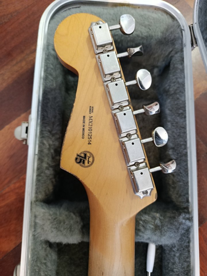 Fender Vintera strat 60 Road worn. 9'5 trastes nuevos+ Estuche rígido de segunda mano · Foto 7 de 10 · Cantabria · 700 €