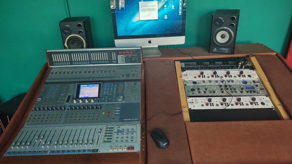 TASCAM DM 3200 con interfaz de audio y Mac funcionando y más cacharros de segunda mano · Foto 1 de 4 · Barcelona · 2000 €
