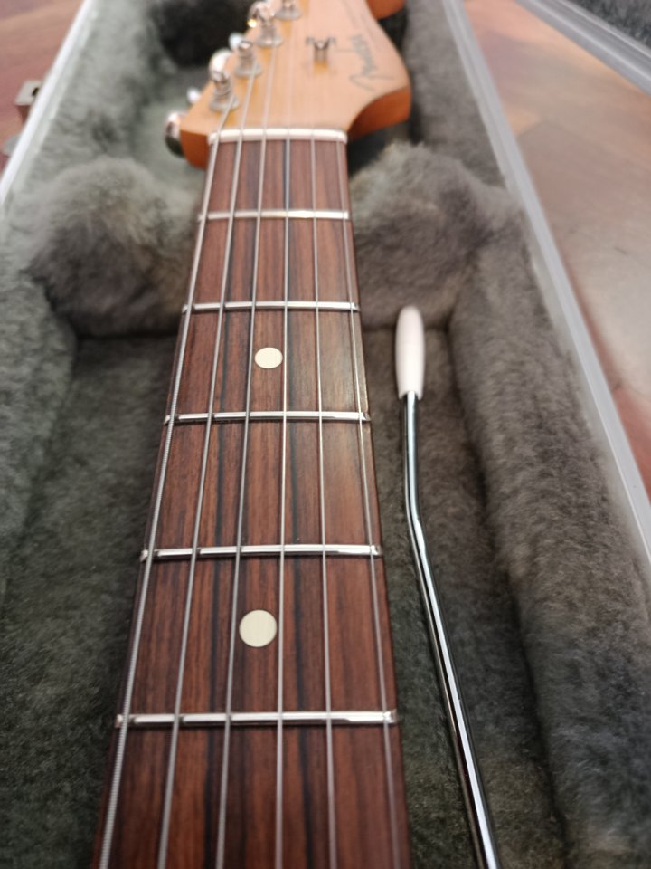 Fender Vintera strat 60 Road worn. 9'5 trastes nuevos+ Estuche rígido de segunda mano · Foto 4 de 10 · Cantabria · 700 €