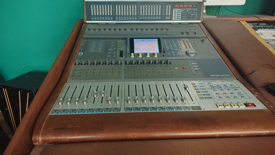 TASCAM DM 3200 con interfaz de audio y Mac funcionando y más cacharros de segunda mano · Foto 2 de 4 · Barcelona · 2000 €