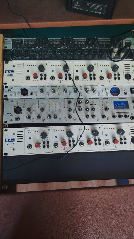 TASCAM DM 3200 con interfaz de audio y Mac funcionando y más cacharros de segunda mano · Foto 3 de 4 · Barcelona · 2000 €
