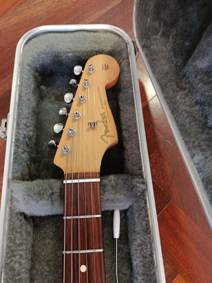 Fender Vintera strat 60 Road worn. 9'5 trastes nuevos+ Estuche rígido de segunda mano · Foto 2 de 10 · Cantabria · 700 €