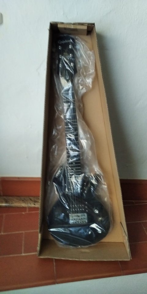 Guitarra eléctrica Epiphone Model Express Les Paul 3/4 ideal para viajar de segunda mano · Foto 7 de 8 · Valencia · 130 €