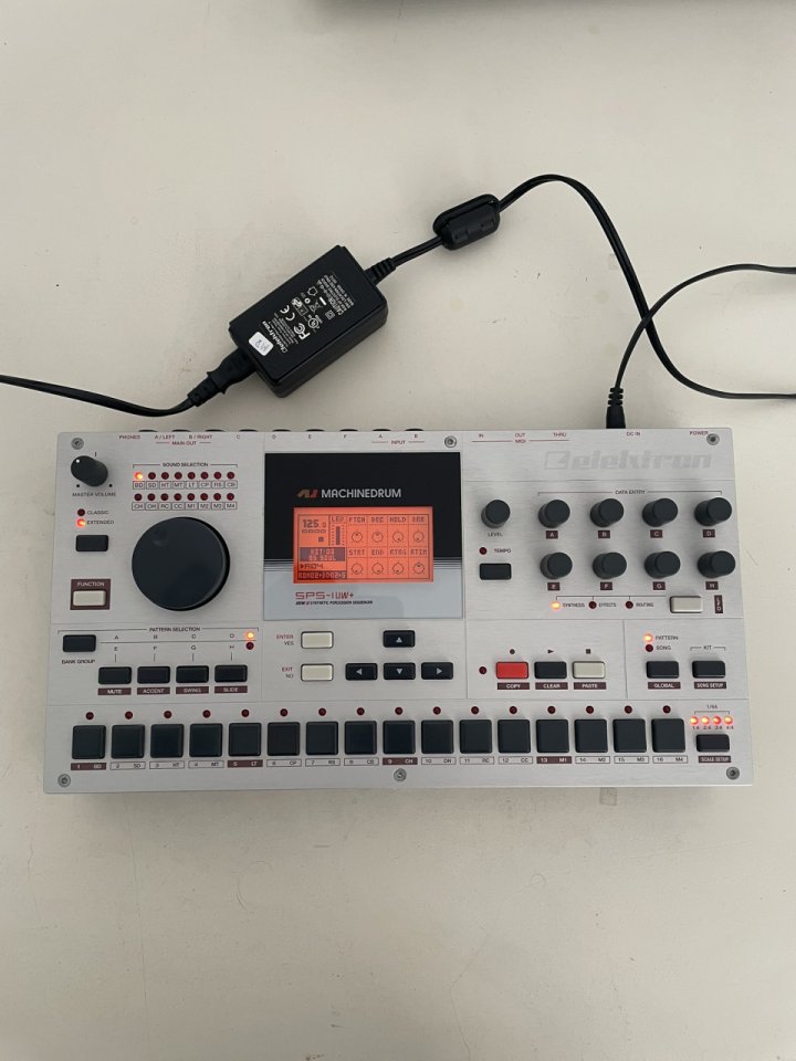 Elektron Machinedrum SPS-1UW+ MKII + TM-1 + Megacommand + Decksaver de segunda mano · Foto 1 de 2 · Málaga · 2200 €