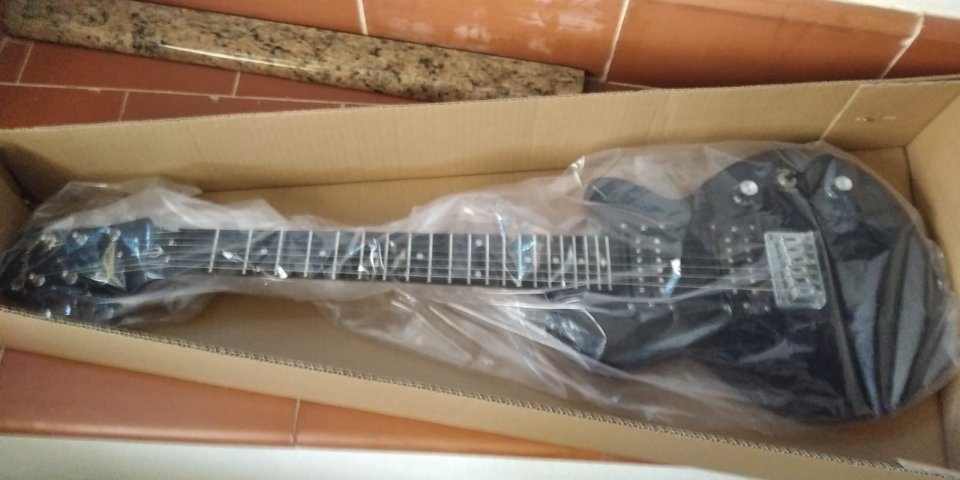 Guitarra eléctrica Epiphone Model Express Les Paul 3/4 ideal para viajar de segunda mano · Foto 8 de 8 · Valencia · 130 €