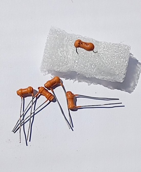 Condensadores cerámicos vintage 2,7 nF (2700 pF) 500V NOS – año 1960 de segunda mano · Foto 2 de 4 · Barcelona · 1 €