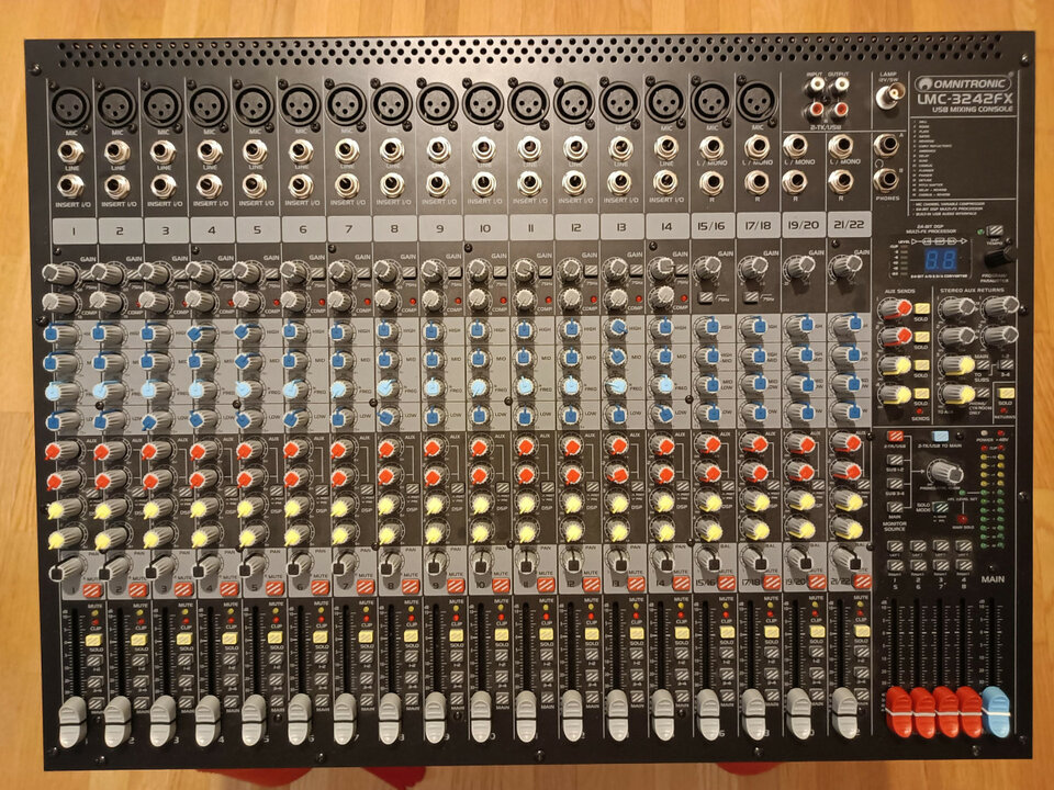 Mesa de mezclas Omnitronic LMC-3242FX USB