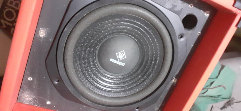 Pantalla artesanal 1x8 entre tolex rojo con altavoz Wundetonr